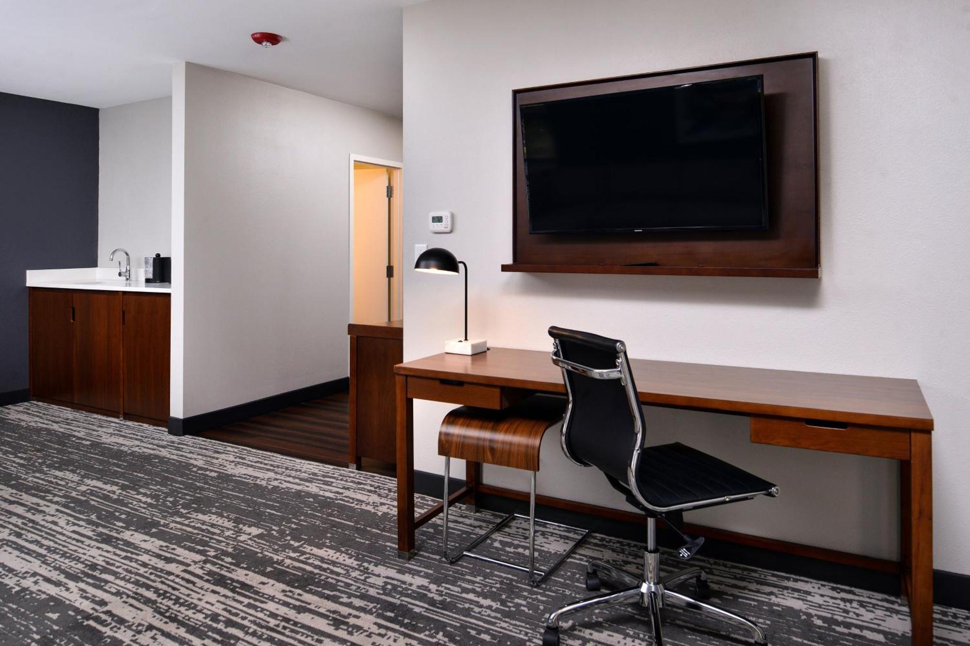 Four Points By Sheraton Omaha Midtown Екстериор снимка
